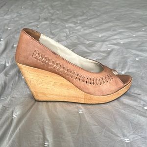 Ecoté wood and leather peep toe wedges